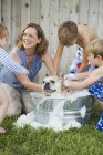 Famiglia lavaggio cane in vasca — Foto stock