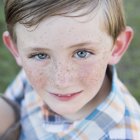 Niño con ojos azules - foto de stock