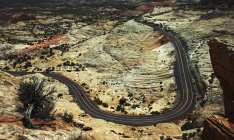 Carretera sinuosa a través del desierto de Utah - foto de stock