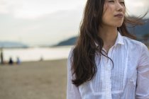 Жінка на пляжі в Кобе. — стокове фото