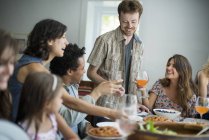 Familientreffen zum Essen — Stockfoto