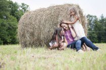 Madre al aire libre con sus hijas . - foto de stock