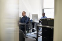 Hombres trabajando en una oficina - foto de stock
