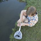 Junge mit Fischernetz. — Stockfoto