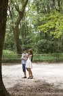 Uomo e donna in un parco di Kyoto — Foto stock