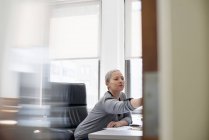 Frau arbeitet allein im Büro — Stockfoto