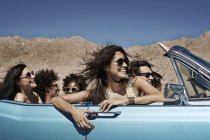 Amici in una cabriolet blu pallido — Foto stock