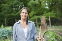 Frau arbeitet in einem Bio-Garten — Stockfoto
