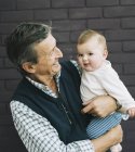 Дедушка и внучка — стоковое фото