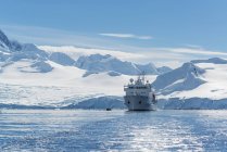 Navire de recherche polaire, dans l'Antarctique . — Photo de stock