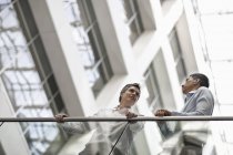 Geschäftskollegen stehen an einem Geländer — Stockfoto