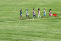 Children walking up a sloping path — Stock Photo