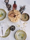 Накрытый стол с тарелками еды — стоковое фото