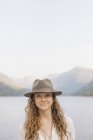 Femme dans un chapeau à large bord — Photo de stock