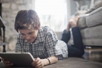 Garçon regardant une tablette numérique . — Photo de stock
