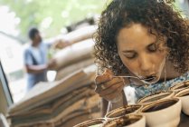 Выборка женщин в сарае для обработки кофе — стоковое фото