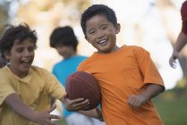 Діти грають у футбол на відкритому повітрі — стокове фото