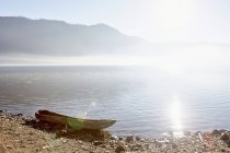 Scavato canoa sulla riva . — Foto stock