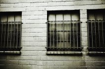 Fenêtres sécurisées avec barres . — Photo de stock