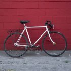 Fahrrad gegen Wand. — Stockfoto
