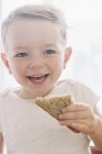 Маленький хлопчик їсть бутерброд . — стокове фото