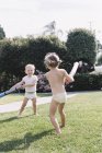 Bambini che giocano in un giardino . — Foto stock