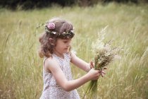 Chica joven con flores - foto de stock