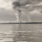 Темный дым от нефтеперерабатывающего завода — стоковое фото