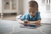 Ребенок с помощью цифрового планшета — стоковое фото