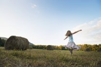 Girl dancing with her arms outstretched — Stock Photo
