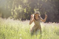 Mädchen zu Fuß in einem Feld — Stockfoto