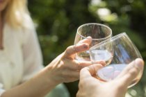 Persone che tengono bicchieri con vino rosato — Foto stock