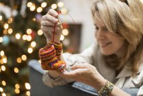 Donna in possesso di un paio di stivaletti a maglia — Foto stock