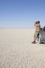 Чоловік стоїть у сухій пустелі — стокове фото