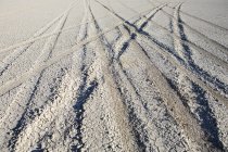 Tire tracks on beach — Stock Photo