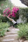 Donna che fa yoga in un giardino . — Foto stock