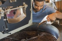 Maschinen in einem Schuppen zur Verarbeitung von Kaffeebohnen — Stockfoto
