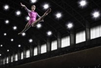 Жінка гімнастка виступає на балконі — стокове фото