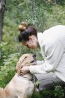 Donna accarezzare il suo cane — Foto stock