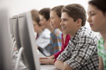 Estudiantes en una clase de informática - foto de stock