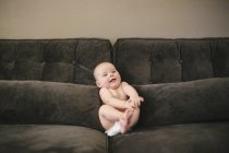 Хлопчик сидить на дивані — стокове фото