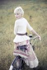 Chica en ropa vintage - foto de stock