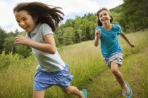 Meninas correndo e jogando perseguição — Fotografia de Stock
