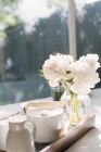 Лоток з чайником і квітами півонії . — стокове фото