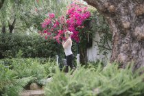 Жінка робить йогу в саду . — стокове фото