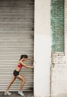 Frau bereitet sich auf Lauf vor — Stockfoto