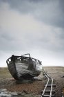Barca di legno abbandonata — Foto stock