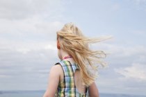 Menina com o cabelo soprando no vento . — Fotografia de Stock