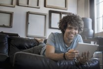 Man using a digital tablet. — Stock Photo
