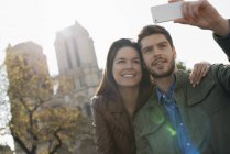 Couple prenant un selfie au téléphone — Photo de stock